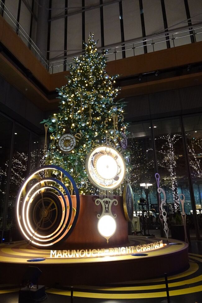 2022年クリスマスシーズンの東京駅丸の内界隈<br /><br />丸ビル開業20周年、新丸ビル開業15周年のアニバーサリーイヤーにデビュー50周年のユーミンとコラボしたイルミネーションが展開されていました。<br /><br />丸ビルではYUMINGS TIME MACHINE TREE<br />新丸ビルでは洋装店　ブティックルージュが設置されていました。<br />桜も‥咲いていました。<br /><br />娘のおめでたい日がクリスマスシーズンで楽しませてもらいました。<br />