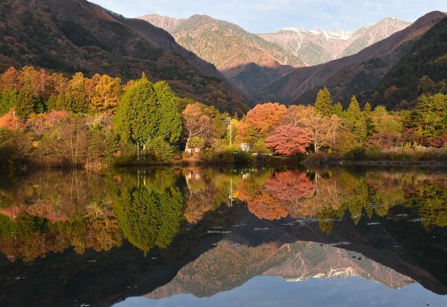 駒ヶ根高原は木曽駒ヶ岳から流れ出る大田切川の中流、駒ヶ池・大沼湖を中心する一帯です。<br />標高約800mで夏は涼しいため別荘地、ホテルなどが並んでいます。<br /><br />今晩の宿は駒ヶ池の前に佇む「駒ヶ根高原 リゾートリンクスホテル＆スパ」。<br />平成18年（2006）にオープンしたホテルで、今年で16年目。<br />昭和50年代のブルーガイドパックを開いてみると、この場所には「駒ヶ根鉱泉」がありました。<br />裏山はムササビの棲む森。運が良ければ夜間にムササビの飛ぶ姿が見られます。<br />夕食は信州の食材がバイキング形式で並びます。<br /><br />翌日早朝、駒ヶ池に映る朝焼けの中央アルプスの絶景を見に行きます。<br /><br />なお、旅行記は下記資料を参考にしました。<br />・交通公社の新日本ガイド「信州 飛騨 木曽」<br />・駒ヶ根高原リゾートリンクスのHP、パンフレット<br />・中央アルプス駒ヶ岳ロープウェイのHP<br />・フジケングループのHP<br />・伊那谷遺産プロジェクト「駒ヶ根高原の七名石」<br />