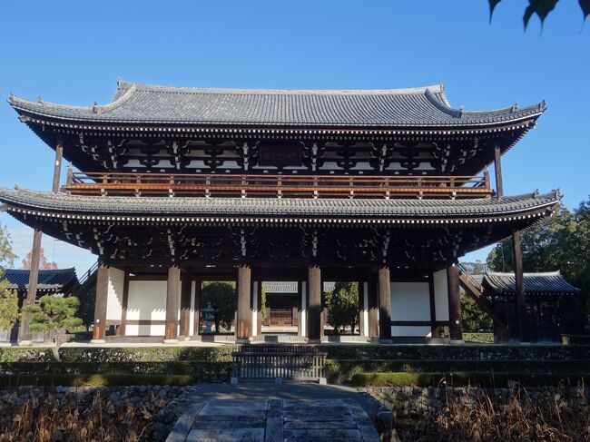 東福寺の三門を見る。国宝建造物です。