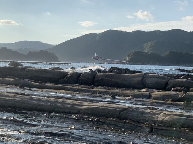 海外旅行に行きづらいのは解消されつつありますが、<br />2022年は日本再発見キャンペーンを自分の中で展開中です。<br />今回は高知県。記憶をさかのぼってみても、西日本では高知県と沖縄県に行った記憶がありやせん。<br />全国旅行支援のカモとなり、行ってきましたのでご報告します。<br /><br />2日目は高知市から足摺岬へ行き、四万十市で宿泊します。<br />表紙の写真は竜串海岸です。<br /><br />日程：2022年11月<br />19日(土)　名古屋→高知→モネの庭・マルモッタン→高知(泊)<br />20日(日)　高知→足摺岬→四万十・中村(泊)<br />21日(月)　四万十・中村→安居渓谷→にこ渕→高知→名古屋　帰宅