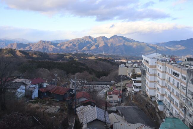 伊香保温泉の老舗旅館、石坂旅館は源泉100%かけ流しの「黄金の湯」。初めて旅行支援割引を利用させてもらいました。クーポン券もいただき申し訳ないほどお得に宿泊させていただきました。<br />じゃらんでネット予約した後、宿の方より直接お電話をいただき、じゃらんでは旅行支援割引枠が終了しているのでネット予約を一旦取り消してこの電話で予約したことにすると旅行支援割引が使えますよ、とアドバイスを受け手続きの方法もご教示いただきました。スタッフの方のホスピタリティに感謝です。