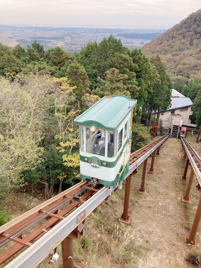 旅行から1ヶ月が経ち、記憶が曖昧になってきましたが、備忘録として記載します。<br /><br />三重県四日市菰野の湯の山温泉へ一泊二日の旅。<br />4トラで旅行記を拝見して、野趣あふれる温泉とラドン熱気浴に興味を持ちました。<br />部屋からの眺望も期待したのですが、週末かつ旅行支援で急に混雑し始めたためか、眺めの良い角部屋は予約させてもらえず(2人には広めだった様子)。<br /><br />お風呂は最高でした！<br />帰りにちょこっと名古屋城見学。<br />味噌おでん、美味しかったな。