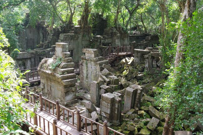 コロナ禍を経て、２０２２年ようやくカンボジアに行って来ました。<br />　６回目は、「東のアンコール」と呼ばれるベン・メリアの後編です。<br />寺院の南側から、観光用に設けられた木製の階段を上り、第三回廊の上を跨いで寺院の内部に入って来ました。<br />ひっそりと樹木に囲まれて在る経蔵を見ながら、第二回廊にまで来ました。<br />そこには、ラーマーヤナのシータ姫が火の中に身を投じる場面が描かれています。<br />ここから先は、第一回廊に囲まれた内陣部分になります。<br />中央祠堂は崩壊してしまっていますが、木道を歩きながら、魅惑的な遺跡の様子を見て行きます。<br />寺院の建物に合わせて、木道は階段を上がったり下がったり。とても立体的に見学することが出来ました。<br />北側の第二回廊の一部は、ほとんど窓がなく暗い通路になっていて、そこは回廊の中を歩くことが出来ますが、突き当たって外に出て唖然。瓦礫の山から這い出しました。<br />冒険気分が存分に味わえるベン・メリアは、カンボジアで４番目の世界遺産に認定されることを目指しています。<br />