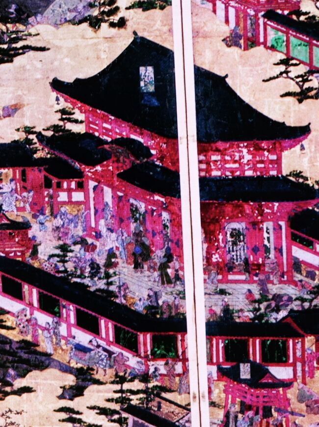 洛中洛外図（らくちゅうらくがいず）は、京都の市街（洛中）と郊外（洛外）の景観や風俗を描いた屏風絵である。2点が国宝、5点が重要文化財に指定される（2016年現在）など、文化史的・学術的な価値が高く評価され、美術史や建築史、および都市史や社会史の観点から研究されている。戦国時代にあたる16世紀初頭から江戸時代にかけて制作された。現存するものの中で良質なものは30から40点とされる。<br />洛中洛外図は、14世紀以降の屏風の定型である六曲一双形式であることが多い。洛中洛外図は、右隻に京都東方面、左隻に京都西方面が鳥瞰図として描かれることが一般的である。<br />洛中洛外図には数千人の人物が描かれており、その人物比定や職業、生活の様子、服飾・髪型などは重要な研究対象になっている。<br />舟木本　東京国立博物館	屏風六曲一双 紙本金地著色　	国宝<br />慶長19年（1614年）-元和元年（1615年）頃の作。東京国立博物館所蔵。1958年重要文化財指定。2016年国宝指定。滋賀県長浜市の舟木家の所蔵だったことからこの呼び名がある。源豊宗が1949年に同家で見出し、岩佐又兵衛の初期作と直感し、1957年に国の所蔵となった。<br /><br />左隻に二条城（徳川）、右隻に方広寺大仏殿（京の大仏）（豊臣）を対比的に描いている。慶長年間の京都を描き、従来からその特徴ある人物表現から岩佐又兵衛本人作が定説となった。中心に大きく市街地を置き、歌舞伎小屋や遊女屋などの都市風俗や、庶民の生活が生き生きと描かれており、洛中洛外図の中でも個性的である。浮世絵の源流でもある。また初期洛中洛外図では必ず描かれていた郊外の風景が描かれていない。<br />1949年秋、美術史家・源豊宗が長浜の医師舟木栄の家に立ち寄った際に客間に立ててあり、又兵衛の初期作と直感した。舟木によれば彦根の某家の旧蔵であったものという。源によれば、「新しく夜明けを迎えた庶民の生活感に溢れた自由闊達な姿が生き生きと描写され、生を謳歌する巷の声が騒然とひびいている。勝以画の人物独特の豊頰長頤で、反り身の姿態、裾すぼまりの服装など彼ならではの強靭な弾力を帯びて画かれている。<br />（フリー百科事典『ウィキペディア（Wikipedia）』より引用）<br /><br />東京国立博物館　については・・<br />https://www.tnm.jp/<br /><br />