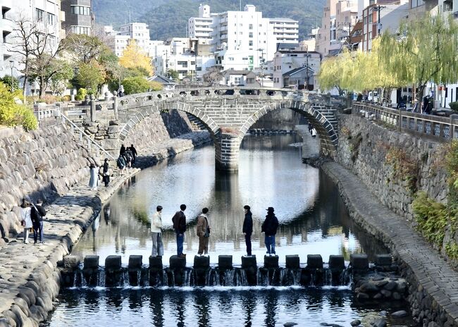 9月のある日<br />11月の京都旅行の予約を済ませて、気分はすっかり京都の紅葉～って感じだったのですが、末日でまとまった数のアジアマイルの有効期限が切れてしまうことに気がつきました。<br />これをフイにしてはもったいない！早く特典交換しなくては！！<br />本来ならば海外航空券に換えたいところですが、今のところ海外に行く予定もないし、かと言ってgoodsも欲しいものは無い....<br />じゃ、ホテル宿泊に交換すればいいんじゃない？と、オットが言う。<br />それもそーよね～！という事で長崎のホテル宿泊をget！<br />しかしなぜ行き先を長崎にしたのかというと、今となってはよく思い出せないのです。<br />長崎は5年前に行って楽しかったし、主要な観光地も回ることができたので、とにかく今回は行った事が無い場所を歩いて、美味しい中華料理を食べよう！<br /><br />そう思い、色々検索したんですが、長崎の中華料理って意外にお店選びが難しい～！ちゃんぽんと皿うどんの口コミしかありませんよ～！！！<br />でも、結果オーライ！美味しいちゃんぽんも上質な中華料理もいただくことができました。<br />2日目はめがね橋から落ち着いたカフェに行き、見応えのある二十六聖人記念館に行って来ました。<br />最後に少しだけお土産紹介です。<br /><br />気ままに長崎の街を歩いて楽しんできた1泊2日の旅行記です。どうぞご覧ください。<br /><br />宿泊　ヒルトン長崎