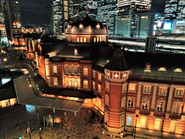 東京駅の赤レンガ駅舎を、丸の内の高層ビルの展望フロアから見てみたい。<br />そこでクリスマス前に、KITTE、丸ビル、新丸ビルの展望フロアに行きました。<br />行幸通りでは『Louis Vuitton×草間彌生の作品』や『特設スケートリンク』が出来ていました。<br />ここまでの午前の部はこちら ⇒ https://4travel.jp/travelogue/11799764<br /><br />本編の午後編は、「丸の内シャトル（無料巡回バス）」に乗って、丸の内や日比谷公園、東京国際フォーラムを散策しました。<br />最後に、丸の内の高層ビルからの東京駅の夜景も楽しみました。<br /><br />本日1日の歩数：18,172歩<br />本日1日の歩行距離：14.3km<br /><br />【参考】植物や野鳥について、Google画像検索（Googleレンズ）とWikipediaを参照、引用しました。<br /><br />【表紙写真】東京駅赤レンガ駅舎