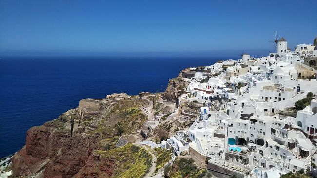 私にとって、ギリシャといえば首都アテネにあるパルテノン神殿、エーゲ海に浮かぶ美しい島々。<br />せっかくギリシャへ行くなら、サントリーニ島の青い教会ブルードームがある青と白の綺麗な光景はぜったい見たい！<br /><br />約半年前にルートを検討し始めると、ギリシャに6泊できればこれらの全部を満喫できそうです(#^^#)<br />まずはルフトハンザで、半年ほど前に関空からアテネへの航空チケットを予約しました。<br /><br />アテネ往復のチケットを確保してから、ギリシャ滞在のルートを考えた上で、サントリーニ島への航空往復チケットや滞在するホテル、エーゲ海クルーズの予約をしました。<br /><br />ホテルはBooking.comで、アテネ2泊⇒サントリーニ1泊⇒アテネ3泊を予約しました。<br />今回は初めてホテルではなく、個人が所有されているアパートメントを利用します。<br /><br />＜今回の旅のルート＞<br />1日目；関西空港からアテネへ向けて出国 <br />2日目；アテネ観光　<br />3日目；午前中にサントリーニ島へ移動して、午後からフィラ観光<br />4日目；イア観光した後、夜にアテネへ移動<br />5日目；日帰りエーゲ海ツアーに参加　<br />6日目；アテネ観光<br />7日目；アテネを出国⇒（8日目の朝）関西空港に到着 - この旅行記