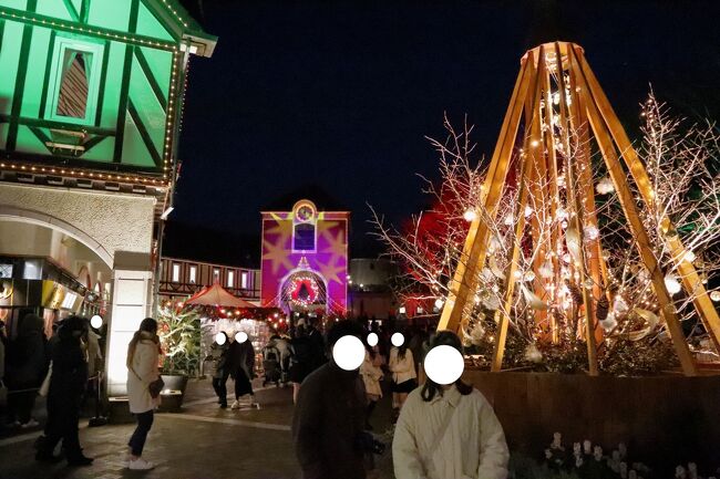 昨夜テレビで紹介されたのを見て、行ってみることに。<br />今冬一二番の寒さの日でした。<br />地元でありながら、ここのクリスマスに行くのは初めてでした。<br />布引ハーブ園は、新神戸駅すぐ近くにある園で、ロープウエイで行くことになります。<br />標高400ｍの地に、「古城のクリスマス2022-神戸クリスマスマーケット」と題して11月12日から12月25日まで開催されています。<br />ロープウエイを降りると、すぐ目に入ってくるのがヨーロッパのクリスマスマーケットを思わせる情景です。<br />「ボタニカルクリスマス」がコンセプトということで、、木や葉、果実などの自然素材をつかった空間や、中世ヨーロッパの古城をモチーフにした展望プラザ、そしてクリスマスを彩る錫製や木製のオーナメントをはじめ、可愛いクリスマス雑貨の「神戸クリスマスマーケット」など、ハーブ園はクリスマス一色に彩られていました。<br />また、高さ25ｍの森のクリスマスツリーや、神戸の夜景も見どころです。<br />私たちはクリスマスイブの前日、23日の金曜日に行ったのですが、小さくかわいらしいマーケットは思った以上の人出で混雑、飲み物や食べ物を買うのにも時間がかかりました。<br />ちなみに、24日土曜日のクリスマスイブは、入場制限がかかったとテレビで伝えられていました。<br />以前、本場のクリスマスにも行っていましたので、規模などからしても物足りなさを感じましたが、久しぶりの地元のクリスマスマーケットを楽しもことができました。
