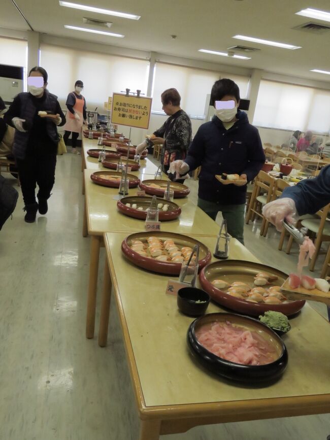 【三大漁港の焼津】で【お寿司食べ放題】に行って来ました！<br />旅行支援の４０％割引で３０００円のクーポンが付くなら行かなきゃ～っ！<br />今月８日にも焼津のこの場所に来て【おでん食べ放題】に来たばかりですが<br />ドラゴンズパックの可愛いガイドさんと旅行するのが楽しくてたまらない老夫婦の旅です！<br />早朝集合場所に着いたトタン！２日前まで草津温泉をガイドをして頂いた美穂ちゃん！と先月２３日に三重の旅今月８日に【おでん食べ放題】にガイドをして頂いた美鈴ちゃん！と会い大ハシャギ！<br />４人で写真撮影今日のツアーの始まりです。<br />ふるさと園　三ケ日みかん狩り食べ放題！<br />浜名湖グルメパーク　浜松餃子食べ比べ！<br />焼津さかなセンター　にぎり寿し５０分間食べ放題！<br />ＫＡＤＯＤＥＯＯＩＧＡＷＡ　静岡いちご茶プリン賞味<br />このため老夫婦は体重が増えるばかりです！<br /><br />【日本三大漁港】とは①焼津港（静岡県焼津市）②釧路港（北海道釧路市）③銚子港（千葉県銚子市）<br /><br /><br />【日本三大温泉】草津温泉に行って来ました！ もご覧ください！<br />https://4travel.jp/travelogue/11799330<br /><br /><br />