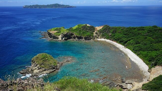 再びやってきました小笠原。東京から日本一遠い村はいまだ健在で、少々速くなったとはいえ船で24時間かかってしまう。今回は、山の日があって一航海で4泊できるという願ってもない船の日程。今回は母島に訪れることにして、さらにツアーで聟島にも行くことになりました。<br /><br />こちらもご覧ください<br />http://rokumaru.main.jp/japan/travelogue/22/stxtj01.html<br /><br />表紙写真:<br />母島最南端に位置する小富士からの南崎の眺め。日刊ゲンダイで、「行かずに死ねない景勝地」のベスト1位に選出。見事な景色。