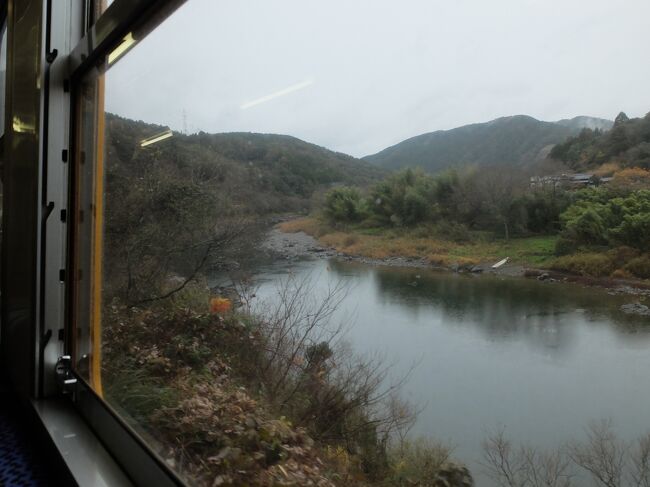 高知県は東京から一番遠いところという印象があったが、まさしくその通り。だが、予土線四万十川沿いの景観は大変良かった。<br />今日は高知市から予土線を経由して、宇和島まで。<br /><br />２０２３年１２月１７日<br />岡山前泊755―834坂出840―1037高知1142―（あしずり3号）1247窪川1321―（予土線：しまんとグリーンライン）1557宇和島；泊<br /><br />二泊三日程度の休暇しか取れないので、何回かに分けて四国にやってきた。今回の対象未乗区間は、佐川から宇和島経由、松山まで。以前来たときはまだ予土線がなくて、佐川から国鉄バスで松山に抜けた。予土線は終始、主に進行右手に四万十川を見ながら進む。ところどころにある集落を通り、宇和島にたどり着く。<br />宇和島は海に近い町なので、うまい魚料理を食べさせそうなお店を探しながら街を歩いたが、満席の店が続き、４軒目でカウンターに座れた。そういえば今日は忘年会シーズンの真っ最中の土曜日。店がガラガラでは困る。出てきた刺身盛り合わせは、こちらの希望も加えてくれた美味しいものだった。板さんと今日は忙しくて結構ですねと向けると、去年はコロナでさんざんだったけど、やっとお客さんが戻ってきたと言っていた。<br />今回の四国旅行では、全国旅行支援が使えてよかった。宿代割引と地域限定クーポンが使えたが、宇和島でも恩恵に預った。<br />