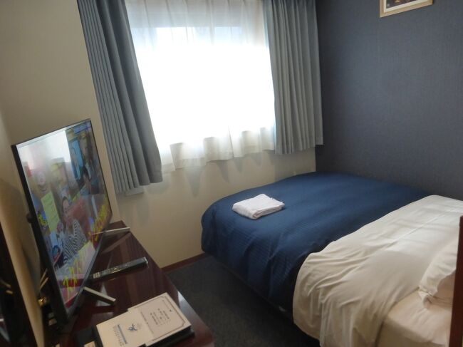 住んでいる福岡市内であっても、個人的に興味のあるホテルには色々泊まって来ましたが、以前から、川を挟んで天神中央公園の直ぐ東側にある「ホテルグランドルチェ博多」に一度泊って見たいと思っていたのです。<br /><br />公式サイト：https://www.hotel-grandolce.co.jp/<br /><br />ここは、桜が咲く時期に泊ると、部屋の窓から天神中央公園にある桜が見られる（高層階の天神中央公園側の部屋なら）のですが、現在、福岡中央公園、アクロス福岡でイルミネーションが行われており、今の時期なら、そのイルミネーションが見られる（高層階の天神中央公園側の部屋なら）のです。<br /><br />福岡イルミナージュ公式サイト：https://led.minamihara.co.jp/fukuoka-illuminage/<br /><br />そんな中、特にクリスマスの日に泊りたかった訳ではないですが、この日でも全国旅行支援割引利用の空室があった為、折角なので泊って見る事にしました。<br /><br />ホテルは、ちょっと中途半端な場所に建っているのですが、行列が出来る「元祖博多めんたい重」の直ぐ近くにあり、福岡市地下鉄空港線中洲川端駅、天神駅から徒歩６，７分の所にあります。<br /><br />元祖博多めんたい重公式サイト：https://www.mentaiju.com/<br />
