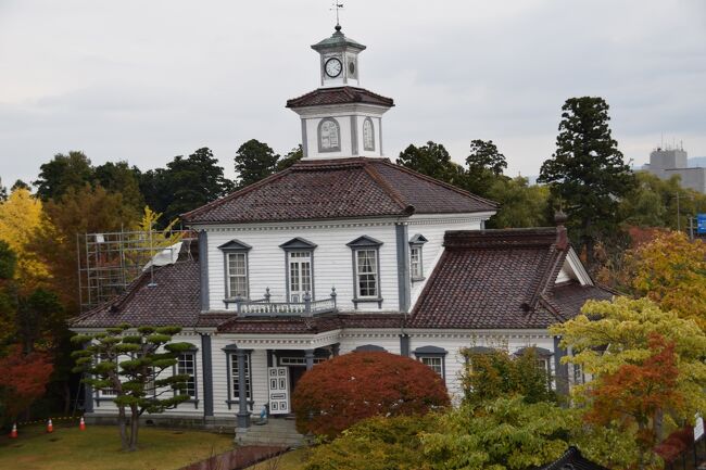 山形旅行記NO2は２泊３日の２日目、致道博物館のご紹介。ここは想像以上に見どころがあり、写真を撮りまくったところ膨大な枚数になってしまった。それをどうまとめるか、非常に苦慮した。従って表紙画像もどれにしたらよいか迷ったが、やはりこれだろうということで、１８８１（明治１４）年創建の旧西田川郡役所にした。ただしこれは地上からの撮影ではなく、向かいの旧鶴岡警察署庁舎二階バルコニーからのもの。<br />また藩校致道館も見どころ満載だったので、できれば１本の旅行記にまとめたかったが、気力が持つかどうか？　結果的に、やはり致道博物館だけでもかなりの画像枚数となり力尽きてしまった。