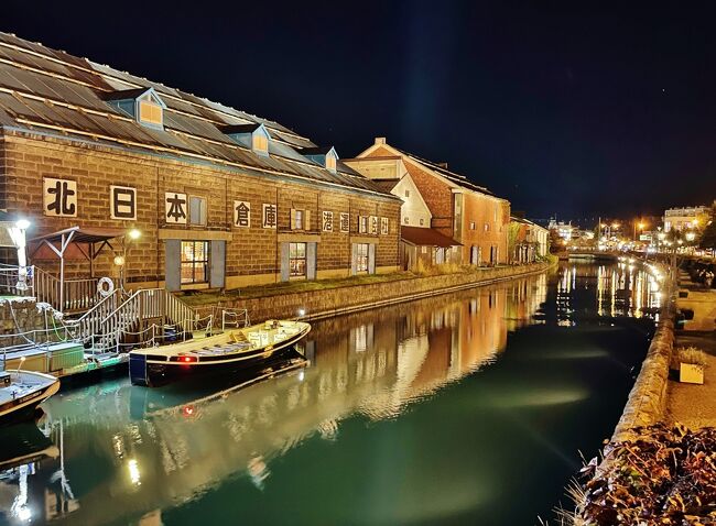 夏に続き秋の北海道旅行へ。前回行けなかった小樽にも訪れ、赤や黄色に彩られた街を歩きながら紅葉巡りを満喫しました♪本来は小樽1泊⇒札幌2泊の予定が急きょ1日前倒しになり、札幌⇒小樽⇒札幌と変な日程になってしまいました(^-^;<br /><br />主な日程はこちら↓<br />10/25(火)神戸空港⇒千歳空港⇒札幌 市役所屋上展望台～大通公園・テレビ塔～<br />　　　　中島公園～北海道神宮～藻岩山展望台～センチュリーロイヤルホテル泊<br />10/26(水)北海道大学⇒小樽へ～運河周辺・堺町通り散策～住吉神社～<br />　　　　水天宮～夜景散策～ホテルソニア小樽泊　<br />10/27(金)北運河散策⇒札幌へ～サッポロファクトリー～買物～大通公園・バラ園～<br />　　　　テレビ塔～夜景散策～ベッセルイン札幌中島公園泊<br />10/28(土) 中島公園～円山公園～大通公園散策⇒千歳空港⇒関空<br />