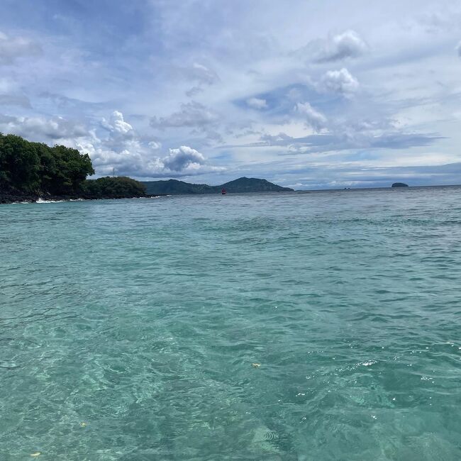 最近の私達のお気に入りビーチ「Bias Tugel Beach」<br />パダンバイの南側にあります。<br />波も穏やかで、透明度も高く、シュノーケリングや遊泳、釣りを楽しむ事ができます。<br />人もまばらで、隠れ家的なビーチです。<br />ワルンや、レンタルビーチチェアもあり、1日中のんびり過ごしてきました！<br />