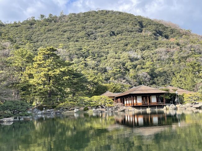 ご覧頂きありがとうございます!(^^)!<br /><br />無事旅の最終日。<br /><br />高松でどこへ行こうか・・・<br />時間がたっぷりあれば今度こそ金刀比羅宮へとも思いましたがさすがに忙しそう・・・(午後の飛行機で帰宅)<br /><br />ならば、夏の直島の時に諦めた(暑すぎて)玉藻公園、そして、ずっと行けずじまいでいた栗林公園へ行ってみることにしました。