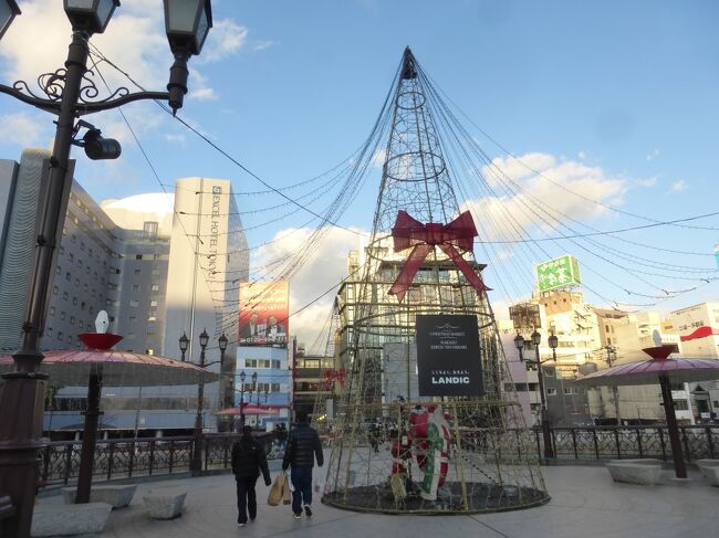 住んでいる福岡市内であっても、個人的に興味のあるホテルには色々泊まって来ましたが、以前から、川を挟んで天神中央公園の直ぐ東側にある「ホテルグランドルチェ博多」に一度泊って見たいと思っていたのです。<br /><br />公式サイト：https://www.hotel-grandolce.co.jp/<br /><br />ここは、桜が咲く時期に泊ると、部屋の窓から天神中央公園にある桜が見られる（高層階の天神中央公園側の部屋なら）のですが、現在、福岡中央公園、アクロス福岡でイルミネーションが行われており、今の時期なら、そのイルミネーションが見られる（高層階の天神中央公園側の部屋なら）のです。<br /><br />福岡イルミナージュ公式サイト：https://led.minamihara.co.jp/fukuoka-illuminage/<br /><br />そんな中、特にクリスマスの日に泊りたかった訳ではないですが、この日でも全国旅行支援割引利用の空室があった為、折角なので泊って見る事にしました。<br /><br />ホテルは、ちょっと中途半端な場所に建っているのですが、行列が出来る「元祖博多めんたい重」の直ぐ近くにあり、福岡市地下鉄空港線中洲川端駅、天神駅から徒歩６，７分の所にあります。<br /><br />元祖博多めんたい重公式サイト：https://www.mentaiju.com/