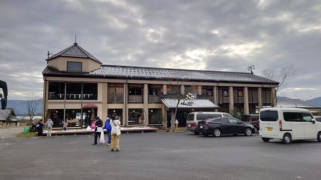 12月の平日。夫婦二人で京都駅発着の日帰りバスツアーに参加してきました。全国旅行割で、9,980円が5,998円に。さらに3,000円分のクーポンがもらえたので、実質1人2,998円でした！天橋立ワイナリーでのランチビュッフェ付き。天橋立行きバスツアーの旅行記が4Travelに載っていなかったので、初めて投稿します！