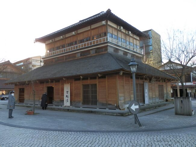 　北陸を走る観光列車に乗車する為、石川県の山代温泉に宿を取りました。<br />加賀温泉郷は二回目です。最初は片山津温泉に宿泊しました。湖水が多く、その景色は今も脳裏に残っています。<br />　<br />　1300年の歴史を誇る、という山代温泉に来ました。総湯と呼ばれる共同浴場を中心に、旅館や商店が立ち並ぶ「湯の曲輪」という街並み形態が今なお残っている、と言う温泉町である。<br />　宿泊先の「瑠璃光」に着いた午後三時、チェックイン後、伝統の山代温泉街探検に出掛けました。