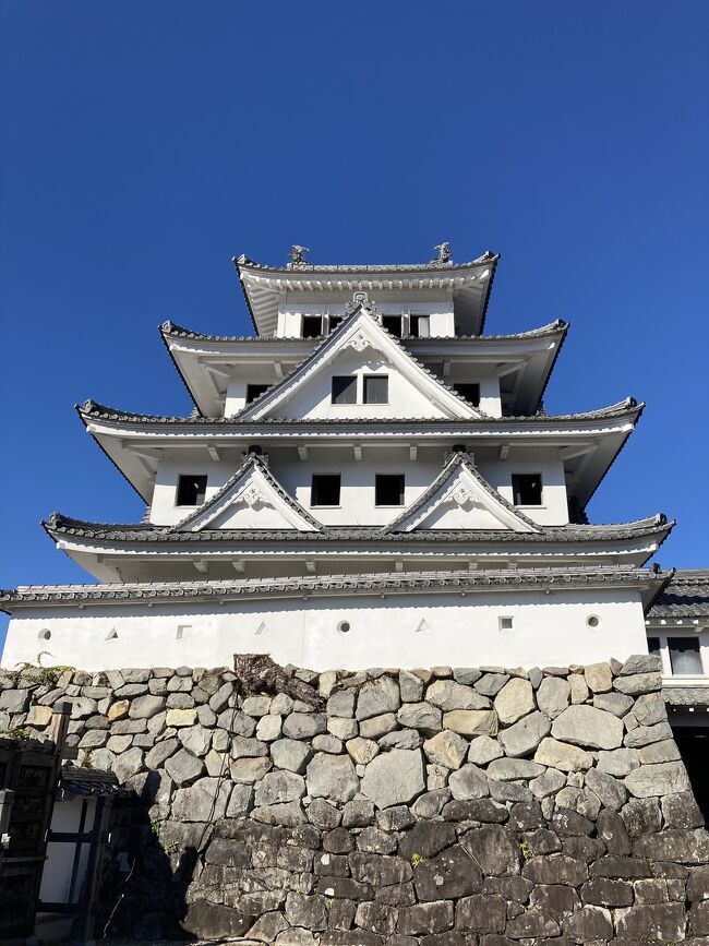 下呂温泉から山を越え郡上へ。<br /><br />紅葉とお城を堪能し<br />その後は長良川鉄道に乗り美濃市へ向かいます。