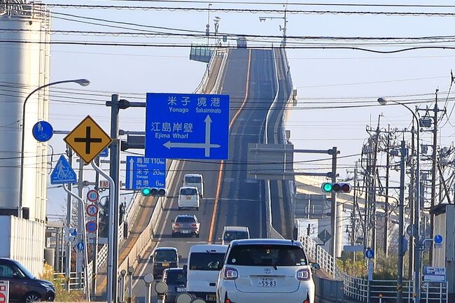 テレビにでた急こう配の橋を撮りに江島大橋へ。<br />江島大橋を撮るには近くに駐車場がないので<br />橋を渡り江島のファミリーマートの大駐車場に駐車して<br />写真を撮りまくりました。<br />ベタ踏み