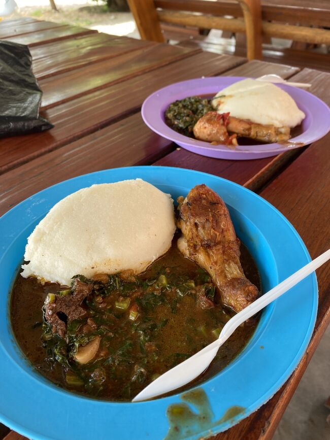 コロナ禍のジンバブエ出張。本文なし<br /><br />写真はジンバブエのローカル飯。サザ（ウガリ）、鶏肉、野菜、スープがついて一皿１USドル。ジンバブエ大学近くの食堂にて。<br /><br />2022年3月当時、ジンバブエ入国、南アフリカ入国ともに出発72時間以内のPCR検査の陰性証明が必要だった。