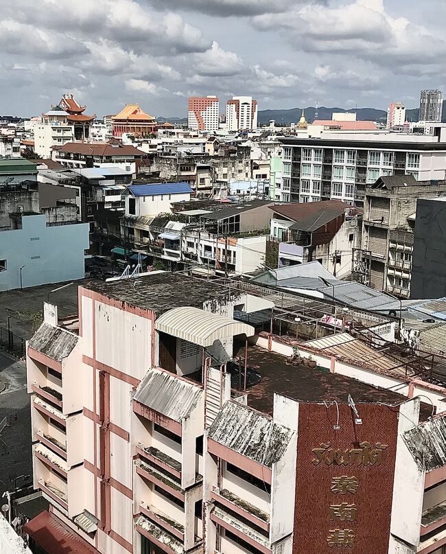 ハジャイ(Hat Yai)は、タイ南部のマレー半島のほぼ中央に位置するマレーシアとの国境に近い街です。<br />両国の文化や宗教や言葉の境域に華人がこの町を起こした歴史的な背景もあり、タイ、マレー、中華が混じり合った少し不思議な雰囲気のある街でした。<br /><br />この旅行記は、クラビからミニバスでハジャイまでの移動(約290km)をメインにしています。<br />ハジャイ市内観光編は、続編を是非ご覧下さい。<br />(為替レート:1バーツ ≒ 約4円)