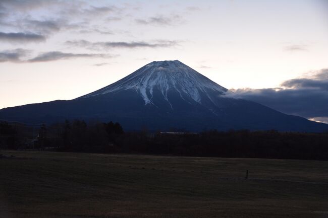 2022年の登り納めは迎春PICでも撮りに富士見登山。<br />前々から気になっていた富士山西側にある毛無山にふもとっぱらから登ってきました。<br /><br />生憎登山中は狙ってたかのように富士山は雲に隠れ、むしろ富士山よりふもとっぱらでキャンプしたくなったハイキングでした。<br /><br /><br /><br /><br />【コースタイム】<br />7:17毛無山駐車場→10:10富士山展望台10:25→10:48毛無山山頂12:07→12:16富士山展望台12:27→14:51毛無山駐車場