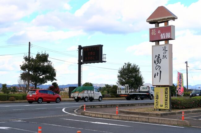 暗くなってきたので道の駅湯の川に立ち寄りました、<br />ここで車中泊を考えましたが看板に長時間の利用は<br />ご遠慮くださいとありましたので直ぐに立ち退きました。<br />道の駅の営業は終わってました。<br />トイレはそれほど綺麗という感じでもなく普通ですが<br />トイレの入口が自動扉なので虫が入りにくく気に<br />入りました。<br />