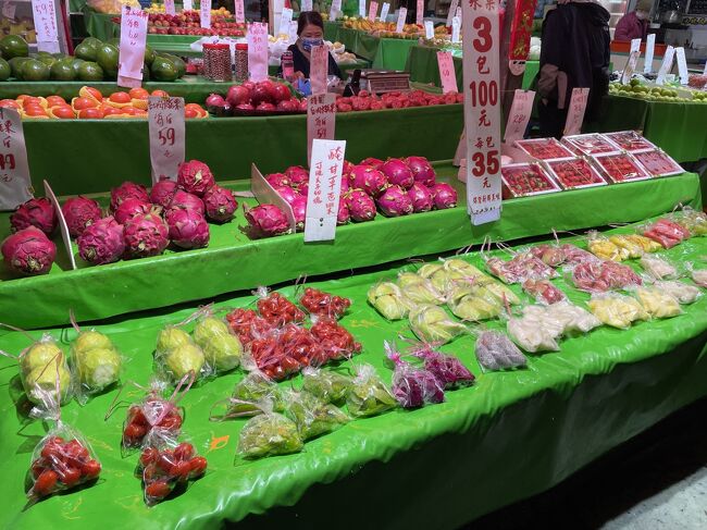 三年八ヶ月ぶりに海外は、台湾へ。反時計回りにゆっくりとドライブ旅を致しました。食べることが好きなので、グルメ中心の旅行記です。高雄と台北では別行動を挟んでいるので、プチひとり旅の要素も入っています。<br /><br />又、現在の入国と出国はどんな具合なのか、台湾街中の雰囲気は？など、今後台湾旅行を計画している方の参考になれば幸いです。<br /><br />日程<br />12/22 桃園空港～高雄　<br />12/23 高雄<br />12/24 高雄～墾丁、鵝鑾鼻<br />12/25 墾丁～花蓮<br />12/26 花蓮～タロコ国立公園～仁愛<br />12/27 仁愛～梨山～礁渓温泉<br />12/28 礁渓温泉～烏来～板橋<br />12/29 台北<br />12/30 淡水、台北<br />12/31 台北、板橋  ←☆この旅行記<br /><br />事前準備<br />・新型コロナワクチン接種証明書Appにワクチン三回の接種証明登録<br /><br />・ Visit Japan Webへの登録、ワクチン三回接種証明と個人情報登録、帰国時の携帯品、別送品申告(家族まとめて)<br />