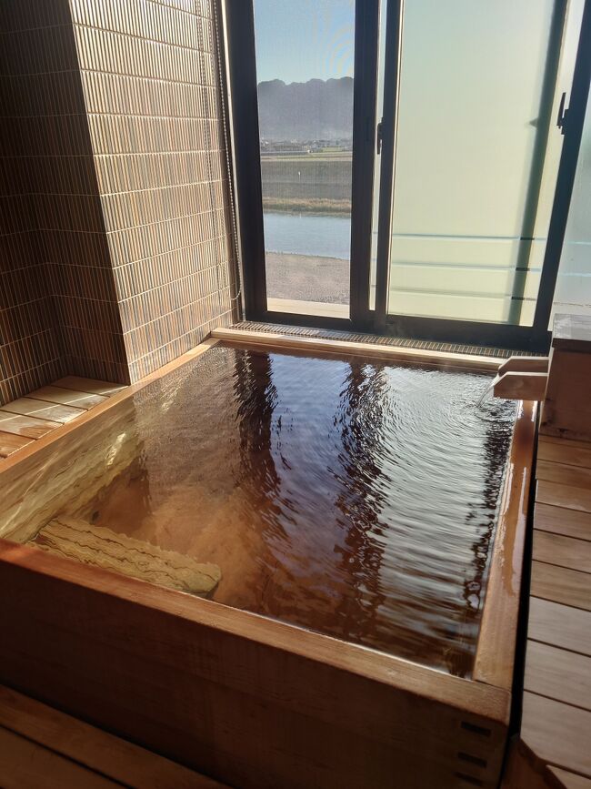 「冬の来たね~~寒かね~~ 温泉に浸かりたかね~~<br /> 遠出するとはなんかきつかばってん、やっぱ温泉の恋しかね~~…」<br /><br /> 「そうやねぇ… そしたらほら、原鶴温泉のあるやないね?! <br /> 福岡市からやったら、一時間ちょっとで行けるとよ!<br /> ほんによか田舎の温泉たい!!」<br /><br />そうなんです。草津もいいけど、登別もいいけど、すぐ近くにいい温泉があるんです。福岡県内に。温泉の恋しい季節にもってこいの原鶴温泉が。筑後川の川沿いに。<br /><br />原鶴温泉は三回目ですが、今回は二回目となる「六峰館」に一泊することにしました。<br />