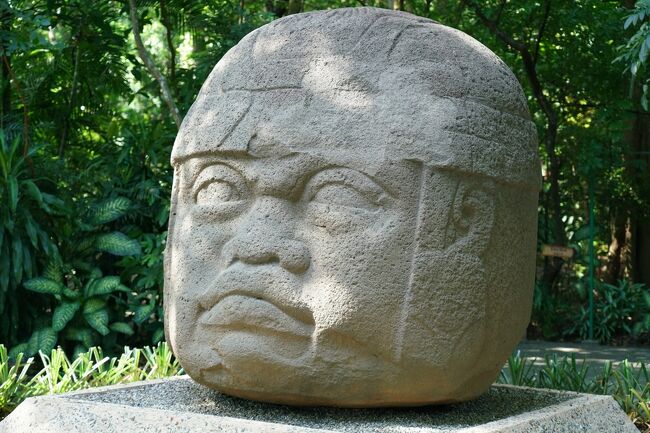　マヤ文明の遺跡巡りでビジャエルモサ（タバスコ州）と、別旅行記のパレンケ遺跡（チアパス州）を観光しました。<br /><br />この旅行記ではビジャエルモサ市の<br />●ラ・ベンタ博物館 (Museo de La Venta）<br />　「顔の石像」で有名なオルメカ文明の石像たちが見所です。と言っても私自身メキシコ来るまで知りませんでしたが。。タバスコ州の西端にあるLa Ventaの町で発掘されたものがここで展示されてます。（シティの人類学博物館にも）。<br />　ちなみにLa Ventaという町にも遺跡博物館があるみたいですが、遠くて諦めました。<br />●ビジャエルモサ人類学博物館（Museo Regional de Antropologia）<br />　オルメカ文明やマヤ、ソケなど複数の文明の出土品の博物館。思ってたより大きな博物館でオルメカ文明の出土品が多く、顔石像だけの文明ではないと思い知らされました(当たり前ですが・・）。<br />町を訪れたら必見の場所です。<br /><br /><br />●2泊3日旅程<br />・観光：-パレンケ(Palenque)遺跡（ビジャエルモサから車で片道2時間強）<br />　　　　-パレンケ遺跡博物館<br />　　　　-ビジャエルモサのLa Venta博物館（オルメカ文明）<br />　　　　-ビジャエルモサの人類学博物館（Museo Regional de Antropologia)<br /><br />・宿泊：Villahermosa Marriott　ポイント宿泊　2泊で24000pt<br />・レンタカー：Hertz   小型セダン2日間 1600ペソ+中途半端な保険 1800ペソ　3400ペソ(x6.8=約23,000円）