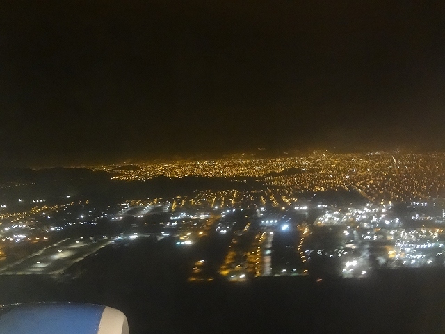 2018年1月25日から2月7日までペルーとボリビアに行ってきました。<br />旅行期間はなんと2週間。奇跡的に休みを取ることができました。<br />南米は治安や交通手段に問題がありますから、今回はツアーに1人参加です。<br />ペルーでは首都リマ、ナスカの地上絵、クスコ、マチュピチュ遺跡を観光。<br />その後クスコからペルー南部鉄道に乗車し、ララヤ峠越えてチチカカ湖へ。<br />その後国境を越えてボリビアに入り、ティナワク遺跡、ウユニ塩湖、首都ラパスを観光。<br />唯一無二の景色を存分に堪能する、素晴らしい旅でした。<br /><br />■　日程<br />2018年1月25日～2018年2月7日<br /><br />1/25　成田空港発<br />1/26　リマ着。リマ観光<br />1/27　ナスカの地上絵観光<br />1/28　クスコ観光。ペルーレイルでマチュピチュへ<br />1/29　マチュピチュ遺跡観光<br />1/30　マチュピチュのインカ古道を歩きインティプンク遺跡へ。夕方クスコへ<br />1/31　ペルー南部鉄道でクスコからララヤ峠を超えプーノへ<br />2/1　チチカカ湖のウロス島を観光後、バスで国境を越えてボリビアへ。ティナワク遺跡を見学後ラパスへ<br />2/2　ラパスからウユニ塩湖へ<br />2/3　ウユニ塩湖観光<br />2/4　ウユニからラパスに移動し、ラパス観光<br />2/5　ラパスからリマを経由してメキシコシティへ<br />2/6　メキシコシティ乗り継ぎで成田へ<br />2/7　早朝成田空港到着<br /><br /><br />※ブログ『マリンブルーの風』に掲載した旅行記を再編集して掲載しています。<br />ブログには最新の旅行記も掲載していますので、ぜひご覧下さい。<br /><br />2018年　ペルー・ボリビア旅行記目次<br />https://buschiba.livedoor.blog/archives/52555228.html<br /><br />ブログ「マリンブルーの風」<br />https://buschiba.livedoor.blog/<br /><br /><br />ペルー・ボリビア旅行記の第1回です。<br />2018年1月末。奇跡的に長期休暇が取れたため、長年の夢だった南米への旅行に出かけました。<br />2週間のツアーに参加し、マチュピチュ、アンデスの高山列車、ナスカの地上絵、ウユニ塩湖などを巡ります。<br />まずは成田からメキシコ経由でペルーの首都リマへと向かいました。