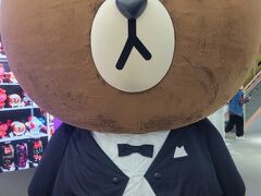 12/31で閉店の 原宿の LINE FRIENDS ストアの巨大ブラウンに何度も会いに行ってきた。