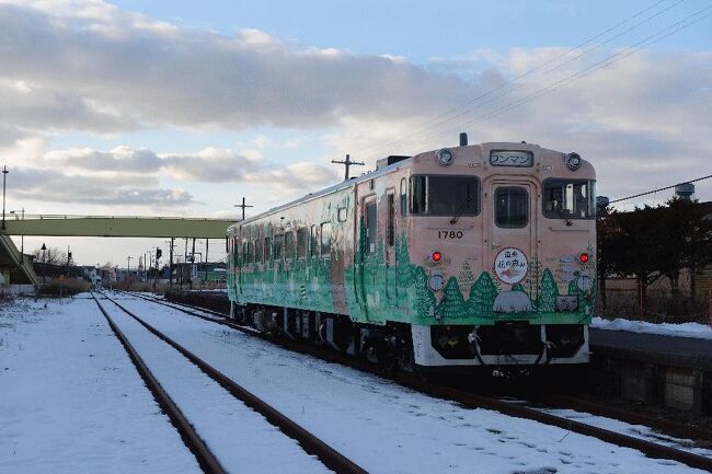 ■はじめに<br /> 湿った大雪のせいでJRの運休が多発し現地での予定変更を余儀なくされ、釧網本線と石北本線の乗車を断念。すでにタイトル(全路線制覇)の意義を失っているが、後半も当初の旅程通りに各線を乗り潰していくことにしている。<br /><br />【当初の旅程(後半)】<br />6日目:稚内→旭川→深川→留萌(宿泊)。<br />7日目:留萌→深川→岩見沢→追分→新夕張→追分→苫小牧→鵡川→苫小牧→札幌(宿泊・年越し)。<br />8日目:札幌→小樽→長万部→東室蘭→苫小牧(宿泊)<br />9日目:苫小牧→南千歳→追分→苫小牧→室蘭→東室蘭→函館(宿泊)。<br />10日目:函館→森→函館→新函館北斗→新青森→八戸→盛岡(宿泊)。<br />11日目:盛岡→一ノ関→仙台→原ノ町→いわき→自宅最寄り駅へ(帰宅)。<br /><br />@鵡川駅にて