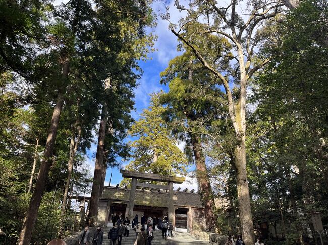 年末の冬、以前から行きたかった伊勢神宮・高野山・熊野古道を巡ってきました！<br />仕事の休みも年末しかまとめてとれないため3日間のツアーに参加。ハードでしたが、なかなか見れない景色に感動♪ <br />今年1年の感謝を込めてお参りです！