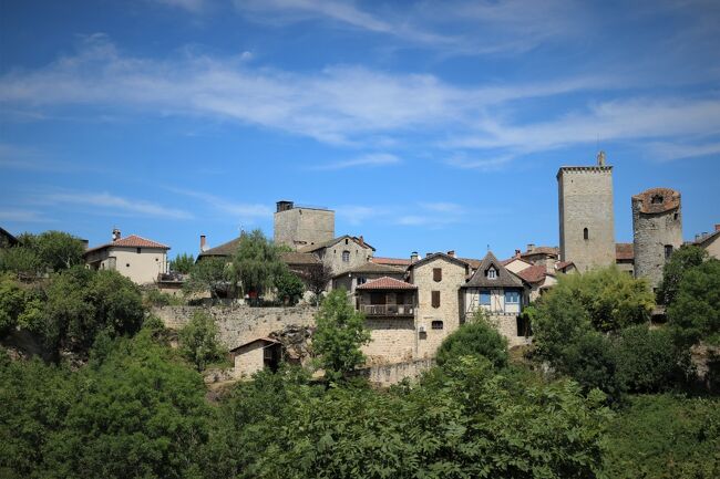 フランスの最も美しい村に認定された「カルダイヤック」。<br />駐車場からみた全景は美しいです。<br />これといった特徴のない普通の村でしたけど<br />観光客も少なく、お土産屋などもなく<br />観光地化されてない美しい村の散策も楽しかったです。<br /><br />この旅行記＊8月09日(火)　カルダイヤック観光<br />　　　　　　　<br />　日程<br />7月24日(日)　ポートランド　→　（機内泊）<br />7月25日(月)　シカゴ経由　→　ニューヨーク経由　→　（機内泊）<br />7月26日(火)　バルセロナ泊<br />7月27日(水)　バルセロナ泊<br />7月28日(木)　バルセロナ　→　シッチェス　→　タラゴナ泊<br />7月29日(金)　タラゴナ　→　ポブレー修道院　→　レリダ　→　アインサ　→　アルケサル泊<br />7月30日(土)　アルケサル　→　サラゴサ泊<br />7月31日(日)　サラゴサ　→　ササント・ドミンゴ・デ・ラ・カルサダ泊<br />8月01日(月)　ササント・ドミンゴ・デ・ラ・カルサダ　→　ビルバオ泊<br />8月02日(火)　ビルバオ　→　ゲタリア　→　サン・セバスティアン泊<br />8月03日(水)　サン・セバスティアン　→　オンダリビア　→　イルン泊<br />8月04日(木)　イルン　→　サン・ジャン・ド・リュズ　→　サール　→　アイノア　→　エスプレット　→　サン・ジャン・ピエ・ド・ポール泊<br />8月05日(金)　サン・ジャン・ピエ・ド・ポール　→　ラ・バスティッド・クレーランス　→　バイヨンヌ　→　ボルドー泊<br />8月06日(土)　ボルドー　→　サン・テミリオン　→　ペリグー泊<br />8月07日(日)　ペリグー　→　テュレンヌ　→　コロンジュ・ラ・ルージュ　→　　キュルモント　→　カレナック　→　ルブレサック　→　オートワール　→　ロカマドゥール泊<br />8月08日(月)　ロカマドゥール　→　サルラ　→　ドンム　→　ラ・ロック・ガジャック　→　ベナック・エ・カズナック　→　サン・シルウ・ラポピー泊<br />8月09日(火)　サン・シルウ・ラポピー　→　カルダイヤック　→　フィジャック　→　コンク泊<br />8月10日(水)　コンク　→　ベルカステル　→　ナジャック　→　コルド・シュル・シエル泊<br />8月11日(木)　コルド・シュル・シエル　→　アルビ 　→　カストル泊<br />8月12日(金)　カストル　→　ミルポワ　→　カルカッソンヌ泊<br />8月13日(土)　カルカッソンヌ　→　ペルピニャン　→　カステルヌ泊<br />8月14日(日)　カステルヌ　→　ヴィルフランシュ・ド・コンフラン　→　エウス　→　フィゲラス　→　ジローナ泊<br />8月15日(月)　ジローナ　→　ビク　→　カルドナ泊<br />8月16日(火)　カルドナ　→　モンセラート　→　バルセロナ近郊泊<br />8月17日(水)　バルセロナ　→　チューリッヒ経由　→　サンフランシスコ経由　→　ポートランド自宅<br />