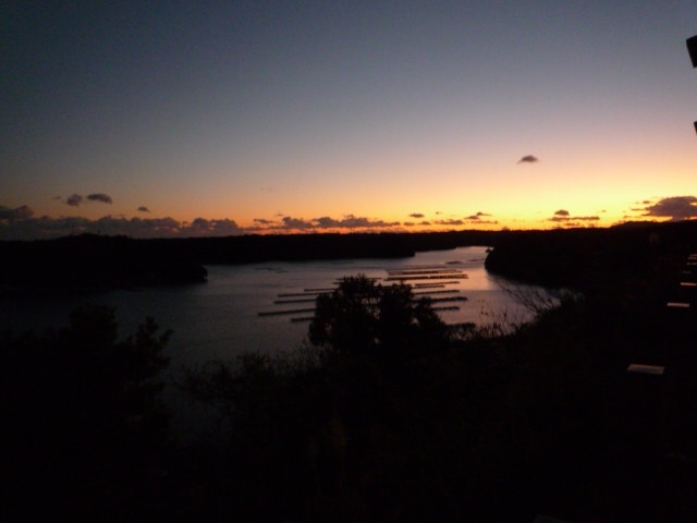 牡蠣が食べたい。<br />と言うことで、三重県志摩の的矢湾の夕日を眺めながら、的矢牡蠣のコース料理を食べてきました。<br />日帰りでは少しきついので、1泊2日の伊勢・志摩の小旅行。<br />新型コロナで出かける機会を逃し、3年ぶりの宿泊旅行です。<br />この牡蠣料理は絶品！　毎年食べにきます。<br />そしてホテルの朝食は地元の料理が堪能できるお試し料理になっていて大満足の旅行でした。<br /><br />的矢湾までの道中に訪れた場所は順にこれです。<br />1.関宿<br />2.二見浦　夫婦岩<br />3.いかだ荘で、牡蠣コース料理<br />4.的矢湾沿いのホテル泊で伊勢志摩堪能朝食バイキング<br />5.相差町　神明神社（石神さん）<br />6.伊勢神宮内宮<br />7.伊勢神宮外宮<br />8.多気ヴィソン