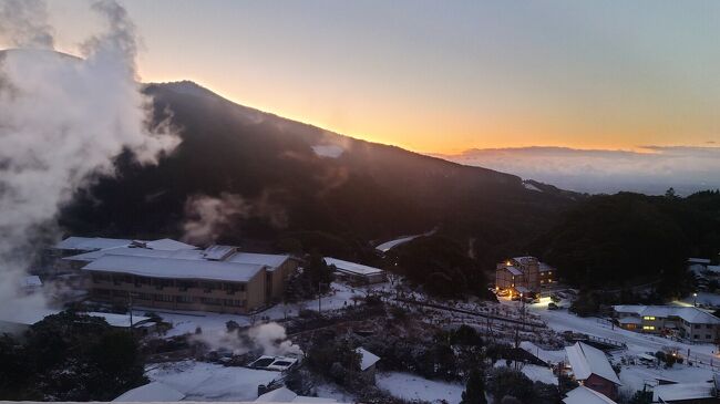 年末に２泊３日で霧島・鹿児島へ行ってきました。<br />鹿児島なのに、まさかの雪。<br />寒かったですが、雪見風呂を楽しめたのでいい思い出になりました。<br /><br />温泉だけでなく、坂元のくろず壺畑を見学したり、黒酢料理を食べたりして、霧島名物を楽しんできました。<br />最終日は鹿児島に行って、スイーツのしろくまを食べたり、街歩きをして楽しみました。<br />あっという間の２泊３日でしたが、たっぷり楽しめました。<br /><br />この旅行記は霧島の滞在記です。