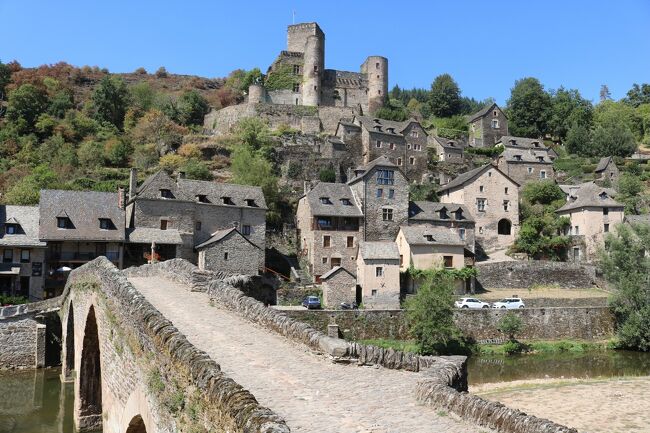 フランスの最も美しい村に認定されている村の一つ「ベルカステル」<br />石畳の坂道沿いに石造りの家並みが建ち並び、丘の上には中世のお城。<br />お伽の国の世界のようです。<br />今回の旅で訪問した美しい村のベスト３に入ります。<br /><br />この旅行記＊8月10日(水)　ベルカステル観光<br /><br /> 　日程<br />7月24日(日)　ポートランド　→　（機内泊）<br />7月25日(月)　シカゴ経由　→　ニューヨーク経由　→　（機内泊）<br />7月26日(火)　バルセロナ泊<br />7月27日(水)　バルセロナ泊<br />7月28日(木)　バルセロナ　→　シッチェス　→　タラゴナ泊<br />7月29日(金)　タラゴナ　→　ポブレー修道院　→　レリダ　→　アインサ　→　アルケサル泊<br />7月30日(土)　アルケサル　→　サラゴサ泊<br />7月31日(日)　サラゴサ　→　ササント・ドミンゴ・デ・ラ・カルサダ泊<br />8月01日(月)　ササント・ドミンゴ・デ・ラ・カルサダ　→　ビルバオ泊<br />8月02日(火)　ビルバオ　→　ゲタリア　→　サン・セバスティアン泊<br />8月03日(水)　サン・セバスティアン　→　オンダリビア　→　イルン泊<br />8月04日(木)　イルン　→　サン・ジャン・ド・リュズ　→　サール　→　アイノア　→　エスプレット　→　サン・ジャン・ピエ・ド・ポール泊<br />8月05日(金)　サン・ジャン・ピエ・ド・ポール　→　ラ・バスティッド・クレーランス　→　バイヨンヌ　→　ボルドー泊<br />8月06日(土)　ボルドー　→　サン・テミリオン　→　ペリグー泊<br />8月07日(日)　ペリグー　→　テュレンヌ　→　コロンジュ・ラ・ルージュ　→　　キュルモント　→　カレナック　→　ルブレサック　→　オートワール　→　ロカマドゥール泊<br />8月08日(月)　ロカマドゥール　→　サルラ　→　ドンム　→　ラ・ロック・ガジャック　→　ベナック・エ・カズナック　→　サン・シルウ・ラポピー泊<br />8月09日(火)　サン・シルウ・ラポピー　→　カルダイヤック　→　フィジャック　→　コンク泊<br />8月10日(水)　コンク　→　ベルカステル　→　ナジャック　→　コルド・シュル・シエル泊<br />8月11日(木)　コルド・シュル・シエル　→　アルビ 　→　カストル泊<br />8月12日(金)　カストル　→　ミルポワ　→　カルカッソンヌ泊<br />8月13日(土)　カルカッソンヌ　→　ペルピニャン　→　カステルヌ泊<br />8月14日(日)　カステルヌ　→　ヴィルフランシュ・ド・コンフラン　→　エウス　→　フィゲラス　→　ジローナ泊<br />8月15日(月)　ジローナ　→　ビク　→　カルドナ泊<br />8月16日(火)　カルドナ　→　モンセラート　→　バルセロナ近郊泊<br />8月17日(水)　バルセロナ　→　チューリッヒ経由　→　サンフランシスコ経由　→　ポートランド自宅<br />