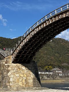 日本三名橋、錦帯橋へ。凍晴（いてばれ）。青空だけど空気はヒンヤリと清々しい早朝の匂いがする。