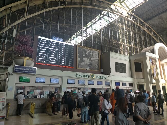 2023年最初の海外は、まずバンコクに向かい、鉄道で南下して国境超え、マレーシアのクアラルンプールから帰ります♪<br />※今回はバンコクから国境超えまで<br /><br />【行程】<br />1/04 東京~バンコク~(夜行列車)←今回はこちらと<br />1/05 スンガイコロク~コタバル←こちらの一部です<br />1/06 コタバル~トゥンパ~(夜行列車)<br />1/07 グマス~クアラルンプール<br />1/08 クアラルンプール<br />1/09 クアラルンプール~東京<br /><br />【フライト】<br />04 JAN NH 849 E HND BKK 0005 0510<br />09 JAN NH 886 C KUL HND 1415 2215<br />(ANAHPで購入したプレミアムエコノミー航空券「バンコク/羽田/神戸/羽田(HND)/バンコク(BKK)」の残り)<br />(ANAHPで購入したプレミアムエコノミー航空券「クアラルンプール(KUL)/羽田(HND)/石垣/東京/クアラルンプール」を使用開始。KUL/HND間はユナイテッド航空ポイントで、ビジネスクラスにアップグレード)<br /><br />【宿泊】<br />1/5 コタバル Flora Place Hotel シングル<br />1/7 KL アーユホテル シングル<br />1/8 KL メリア クアラルンプール シングル