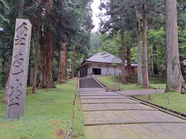 2022年 8月10日～8月17日の8日間のお盆休みで東北6県＆北海道(函館) 東京に戻って 神奈川(小田原) 静岡(三島)を旅しました。この旅行記は47都道府県制覇を目指す東北６県周遊旅の4日目、世界遺産 極楽浄土の風薫る平泉の2日目の世界遺産 中尊寺の観光をまとめたものになります。<br /><br />　旅行前からの懸案であった東北地方の局地的な豪雨の影響により、天気が心配されていた為、朝早く平泉の中尊寺と毛越寺を観光し一ノ関駅へ戻り、天候も安定している青森県の八戸市へ向かう事にしました。<br />　昨日は平泉と一関の往復で東北本線を利用しましたが、東北本線の一部区間停止に伴い、路線バスの朝一便で中尊寺前まで向かいました。中尊寺に到着後は月見坂を登りながら、本堂などの大小様々存在する御堂を見物して回りました。また早く行った事もあり中尊寺金色堂には、朝一番で入ることが出来ました。今年の5月のゴールデンウィークに日光東照宮にも一番乗りで入ることが出来たのに続く快挙達成でした。世界遺産 平泉の中でも中尊寺金色堂は1番楽しみな所でしたので、金色に輝く金色堂と黄金の仏像は、実に息を飲まれる様な美しさと荘厳さを醸し出していました。中尊寺金色堂を拝観し敷地内を回った後、再び月見坂を降り入り口まで戻り、次の目的地である世界遺産 毛越寺に向かいました。