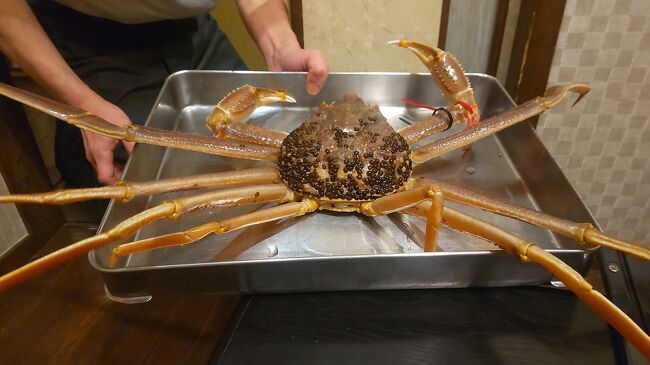 47都道府県で唯一未訪問だった鳥取県。<br />今回の旅行はその鳥取からスタートする。<br /><br />羽田空港でランチをしてから向かおう。<br />4階のレストラン街にある「魚がし鮨」<br />年末なのでどのレストランも満席で、ここも20分ほど待って入店。<br /><br />初めて座敷席へ。<br />鳥取で車を使うのでビールを飲めないのが残念。<br />豪華な海鮮丼を楽しむ。<br /><br />飛行機で鳥取砂丘コナン空港着。<br />遂に鳥取に降り立って全県制覇！！！<br /><br />今日中に鳥取砂丘に行きたいので、直ぐにレンタカーを借りて向かおう。<br />20分程度で鳥取砂丘到着。<br /><br />一面の砂浜。<br />ゆっくり歩いて頂上へ向かう。<br />日本海が臨める。<br /><br />らくだは見当たらなかったが、そんなサービスがない時期なのか、今ではなくなったのかは分からないが、砂浜と海を楽しもう。<br /><br />ここからホテルへ向かう。<br />鳥取駅前にある「スーパーホテル鳥取駅北口」<br />チェックインして部屋に入ると、2段ベッド。<br /><br />これも珍しくていい。<br />1階の浴場に軽く入り、少し休んでから街に出る。<br />ディナーを取る予定の店の近く地元で人気の銭湯がある。<br /><br />せっかくなので飯前に「日乃丸温泉」に入ろう。<br />昔ながらの雰囲気の銭湯。<br />熱めの湯で、これは天然温泉らしい。<br /><br />気持ちいいい。<br />温泉を楽しんで夕食の「こころび」に向かう。<br /><br />落ち着いた雰囲気の座敷席。<br />コースを予約してあるので、ビールを飲みながらゆっくりディナースタート。<br /><br />刺身からスタートし、但馬牛のすき焼き。<br />海の県なので刺身はさすがの味だが、すき焼きも旨い！<br /><br />この店は大正解だ。<br />松葉ガニと追加でオーダーした。<br />大き目の松葉ガニを見せてくれて、調理方法を聞かれる。<br /><br />4本を刺身に、残りを茹でてもらう。<br />カニが出てくる間にも続々と美味しい料理が出てくる。<br /><br />ビールから熱燗に切り替える。<br />鰈の煮つけ。<br />そして焼き物、天ぷら。<br /><br />カニが出てくる。<br />美味しいカニには冷酒だ。<br /><br />カニの刺身も久しぶりだが、甘くて美味しい。<br />そしてカニ味噌。<br />濃厚なカニ味噌と冷酒最高。<br /><br />そしてメインの茹でカニ。<br />無言で食べ続ける。<br /><br />〆はそば。<br />そしてデザート。<br />美味しい料理に大満足。<br /><br />店を出て鳥取の街を散歩する。<br />何となくいい雰囲気の街並が落ち着く。<br />ホテルに戻ってゆっくり休もう。<br /><br /><br /><br />