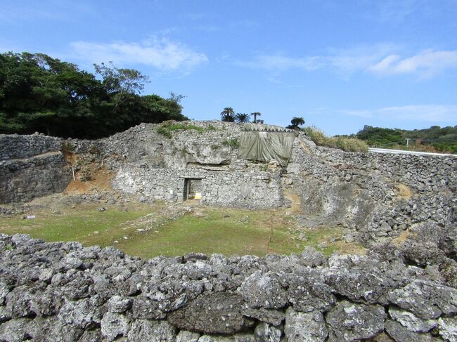 2022年12月31日鹿児島新港からフェリー出港、1日~2日朝まで徳之島滞在のち<br />2日昼フェリーにて冲永良部島到着→3日昼まで滞在した旅行記です。<br />(そのうち2日観光分)<br />徳之島と同じく年始のため飲食店に苦労しましたが、おきえらぶ観光協会の方にメールで<br />問い合わせ親切に対応して頂きました。<br />*なお情報は2023年現在のものです。<br />営業日等はあらためて確認お願いします。