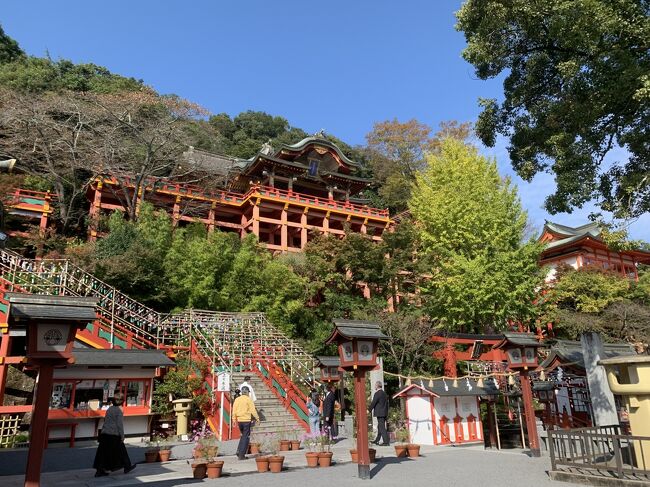 朝早くに嬉野温泉を出発して向かったのは祐徳稲荷神社。<br />実は佐賀旅行を決めるきっかけとなったものの中に以前4トラで見た佐賀県特集があった。<br />その時の特集記事はこちら↓<br />https://4travel.jp/magazine/basicarea/000404<br />この記事で表紙になっていたのが祐徳稲荷神社。<br />その写真を見た瞬間目が釘付け。<br />いつか行ってみたいな、と思っていた。<br />今回佐賀旅行を計画した時に改めて記事を読み直して行くことを前提にプランニングしている時に嬉野温泉から祐徳稲荷神社行きのバスが出ていることを発見。<br />ローカルの路線バスって調べるの大変だし、本数も少ないけど観光客にも使える路線も探せばあるんだな、と実感。<br />ただ使っている人がほとんどいないだけで(笑)。<br />どんな旅になったかは旅行記をどうぞ。