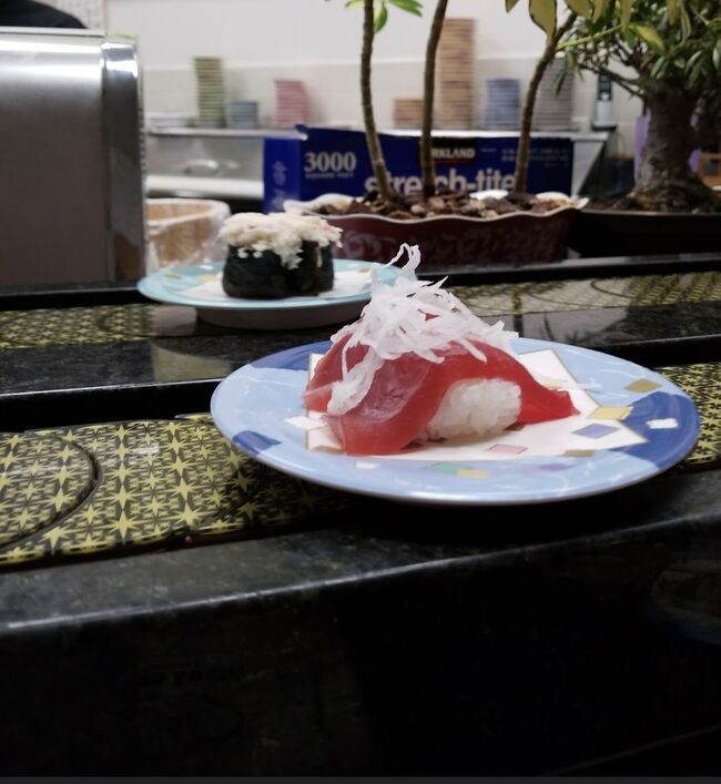 ハナ・スシ<br />新鮮な美味しい寿司<br />ハワイカイショッピングセンター<br />セーフウェイの並びに有る美味しいお寿司<br />テイクアウトの方が多いかもしれない<br />店内は、いつも空いてる感じなので<br />食べたい時にぶらっと入れる雰囲気<br />ネタも新鮮、大きくて食べ応えがある<br />炙り系が絶品、ハナコンボBが美味しい<br />お寿司が味わえる良いメニュー巻物も入ってます。<br />ギフトカードを頂いたので購入してみた。