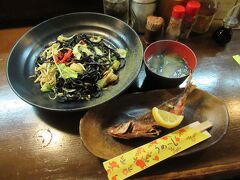 地元民の行列もできる沖縄料理店：那覇国際通り「ゆうなんぎい」でまっ黒なイカスミ麺ヤキソバ＆グルクンから揚げでランチしました