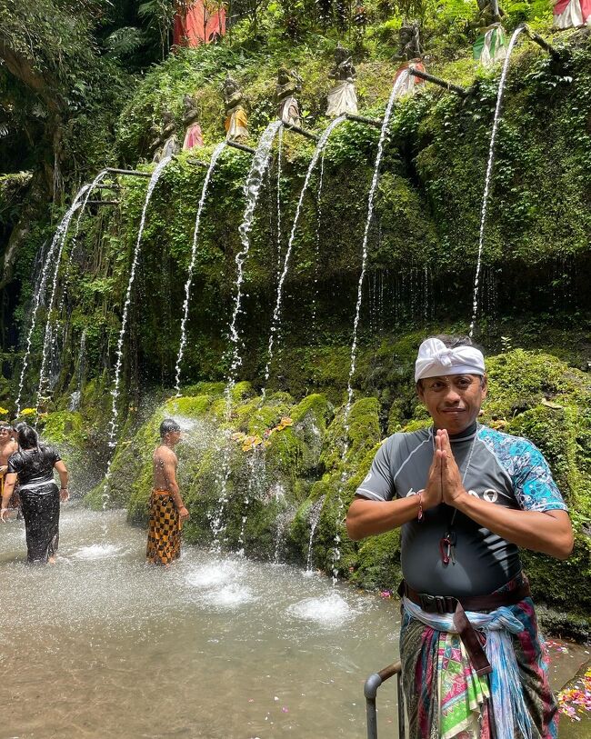 昨日、スダマラ寺院 (Sudamara Temple) へ、願いが叶うよう、パワーをいただきに行ってきました。<br />まず、プマンク（僧侶）の祈祷を受け、祈りを捧げます。<br />その後、川の中の聖水の湧き出る4ヶ所でムルカット（沐浴）。<br />次は、高い位置から流れ出る9ヶ所場所でムルカットを行います。かなりの勢いなので、滝行のようです。<br />その後は、低めの湧き出る3ヶ所でムルカットをします。<br /><br />聖水や川は冷たく、最初は寒いですが、聖水を全て浴びた後は、身体の中からポカポカして、心身共にスッキリ。<br />パワーをいただきました！<br />願いが叶いますように