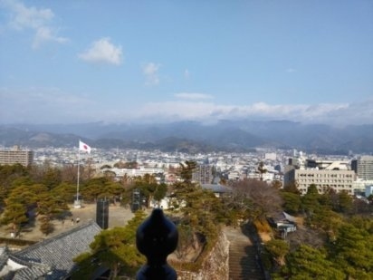 一月の三連休はどこかに行くのが恒例のようになってきました。<br />今年は高知に行こうと早々にホテルを取ったものの、電車で行くにも飛行機で行くにも高くて諦め、ホテルをキャンセル。<br />その後ANAのセールで高知~大阪がなんと7000円に(゚д゚)!<br />やっぱり行こう!と即決。<br />今年は海外に行こうと思ってるので、国内は安く行かなくっちゃね。